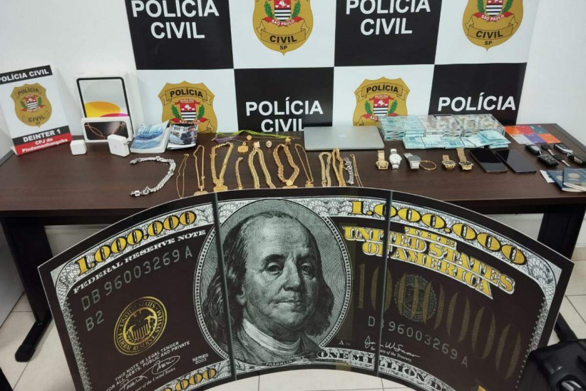 Dinheiro e objetos apreendidos pela polícia