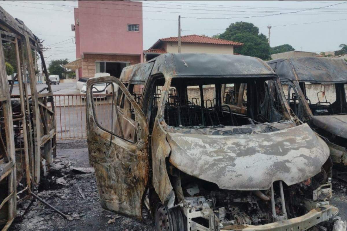 Ambulâncias ficaram destruídas 