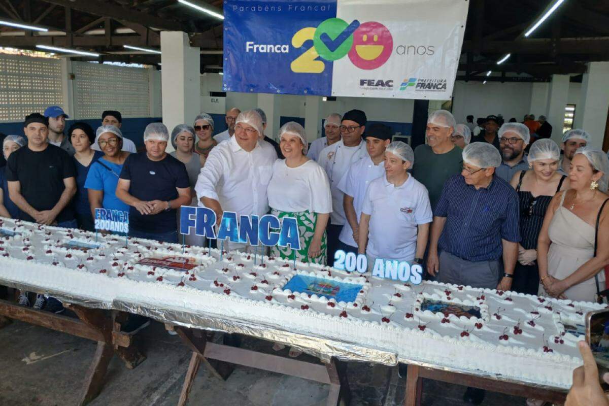 Momento em que o prefeito Alexandre Ferreira e a primeira-dama Cynthia Milhim cortam o bolo comemorativo aos 200 anos de Franca