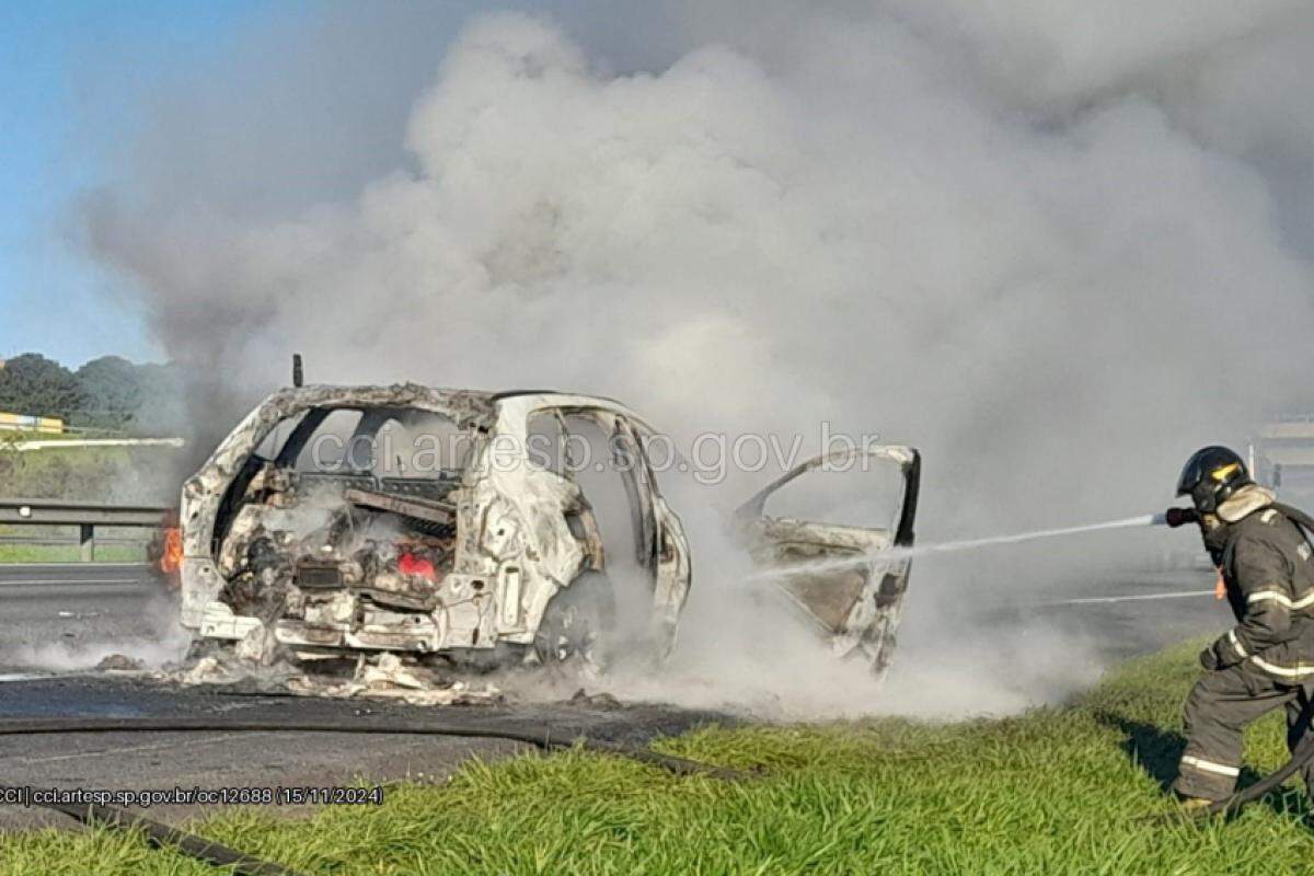 Equipes do Corpo de Bombeiros e da Polícia Militar Rodoviária foram acionadas para conter o incêndio e garantir a segurança no local.