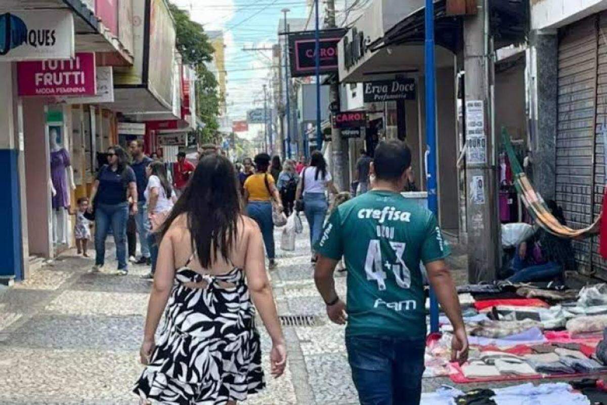 Movimentação no calçadão da Rua do Comércio, no Centro de Franca