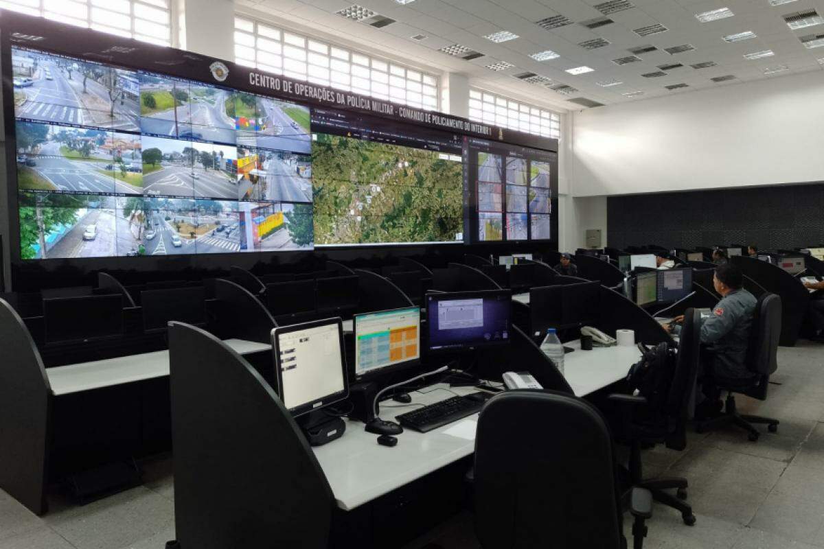 Sala de monitoramento do Copom Regional, em São José