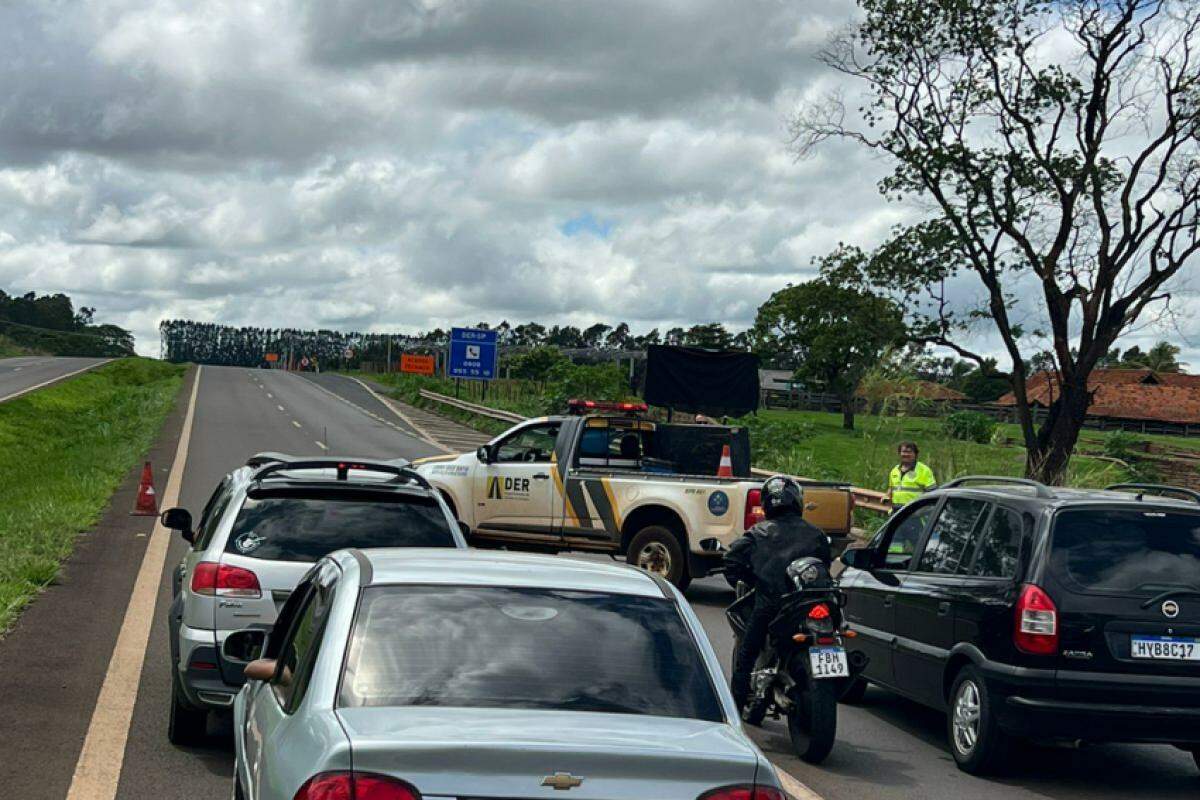 Trânsito interrompido na rodovia Fábio Talarico, na altura do Distrito Industrial, em Franca