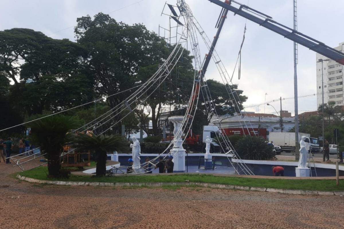 Trabalhadores atuam na decoração de Natal na área Central de Franca