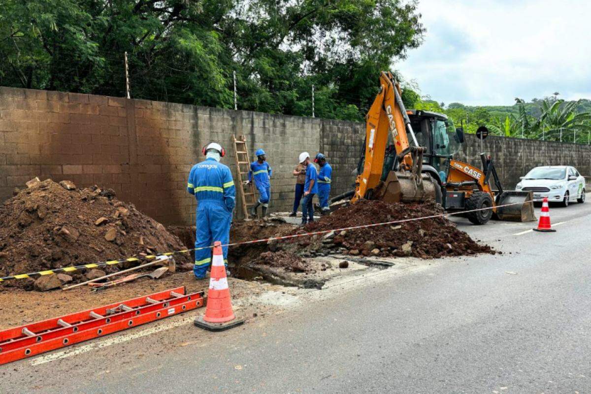 Equipes trabalham no local para conter o vazamento