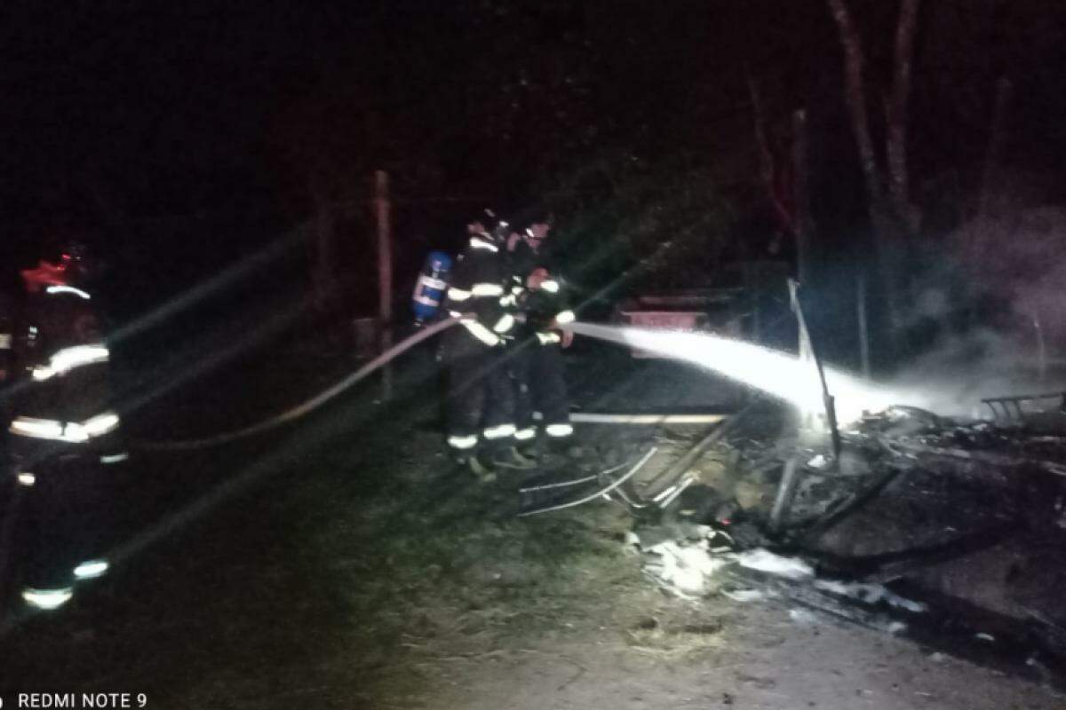 Oito bombeiros participaram dos trabalhos de combate ao fogo