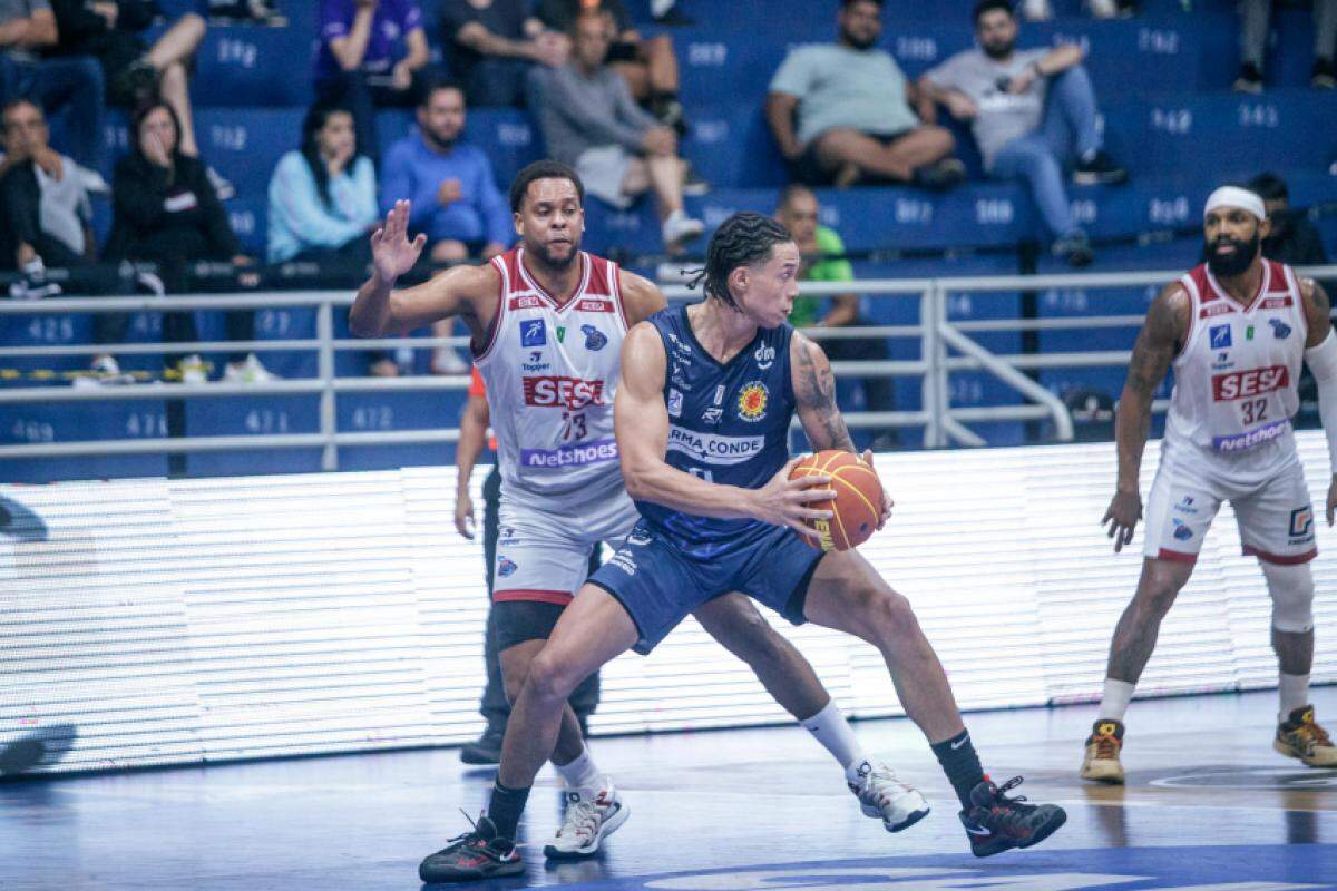 Lance do jogo entre Franca e São José