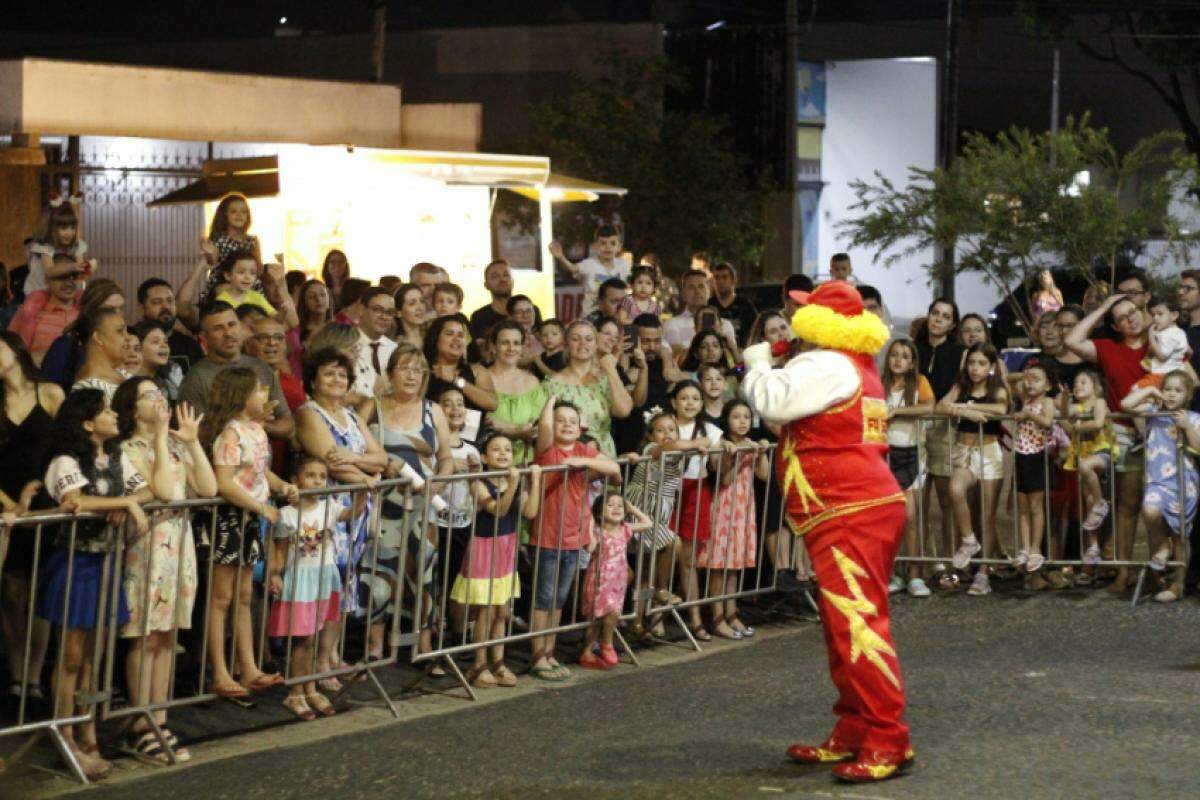 Palhaço Faísca animou as crianças antes da chegada do Papai Noel