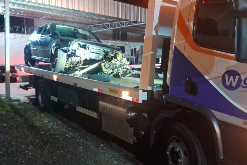 Carro sem o motor e com a frente destruída