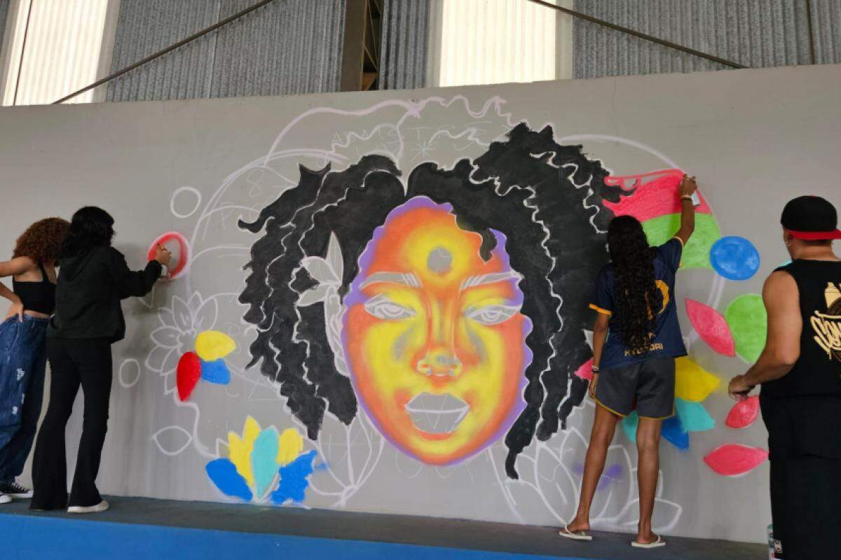 Jovens participaram ativamente da criação de uma pintura que simbolizou força e diversidade: o rosto feminino grafitado na parede da arquibancada