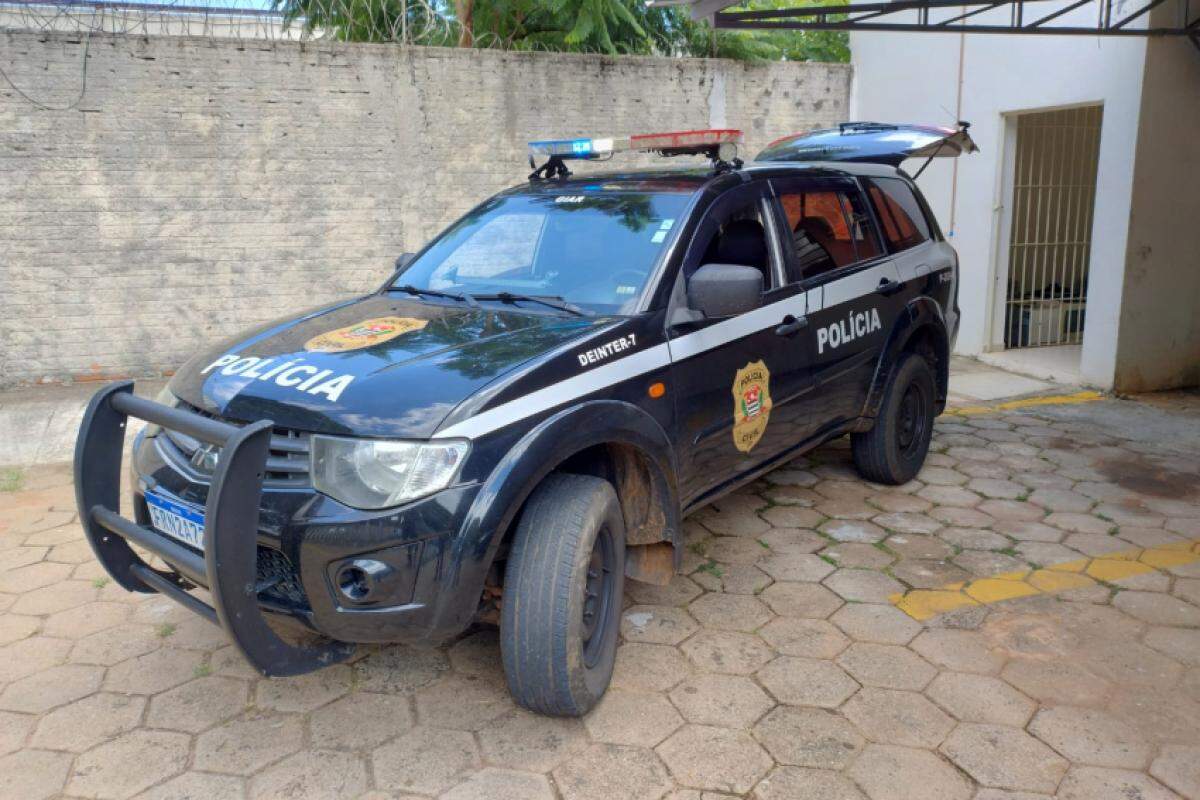 Dois policiais civis estavam em uma viatura oficial quando foram surpreendidos pelo motociclista empinando a sua moto