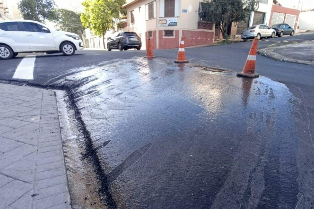 Em dias de desabastecimento, vazamento de água é registrado na esquina da rua Treze de Maio com a rua Bom Jesus