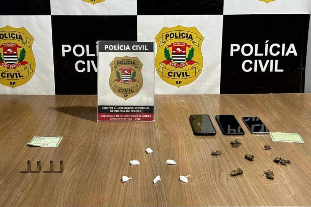 Policiais da Dise de Franca apreenderam drogas, munições e celulares em residência alvo de denúncias em Rifaina