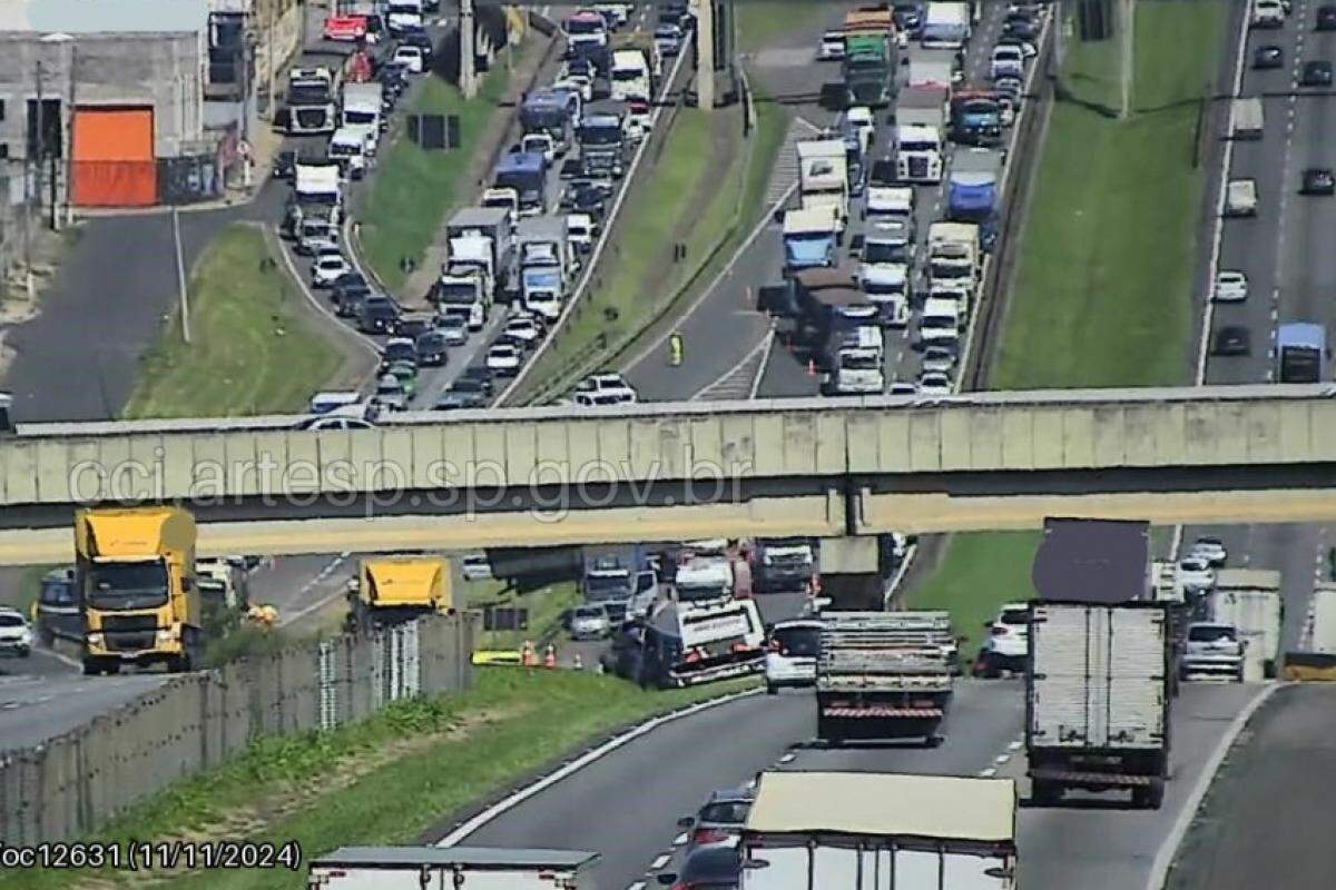 Equipes da concessionária Autoban e da Polícia Militar Rodoviária foram acionadas