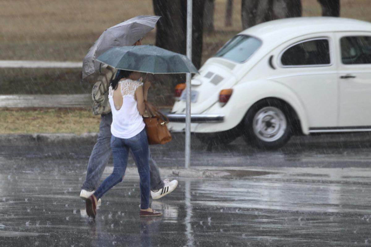 Uma massa de ar quente é um dos motivos para as condições do clima neste fim de semana. 