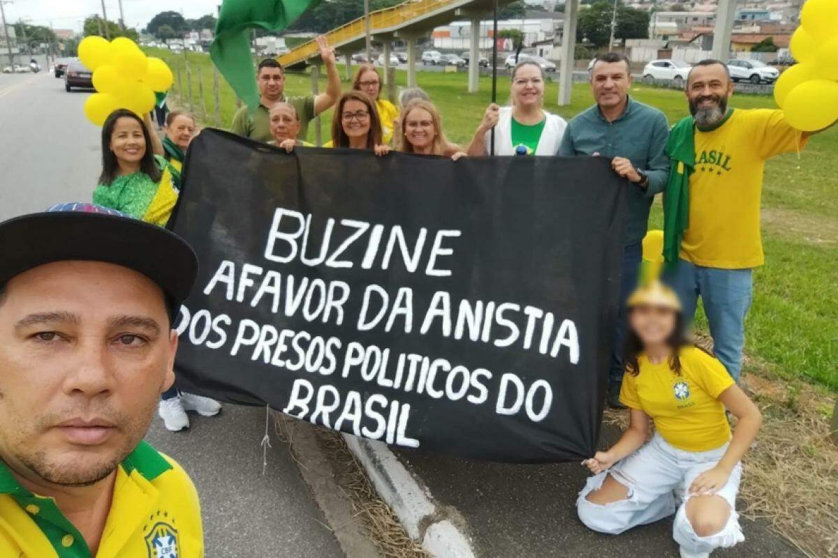 Capitão Souza é o segundo da direita para a esquerda, no alto, de camisa verde