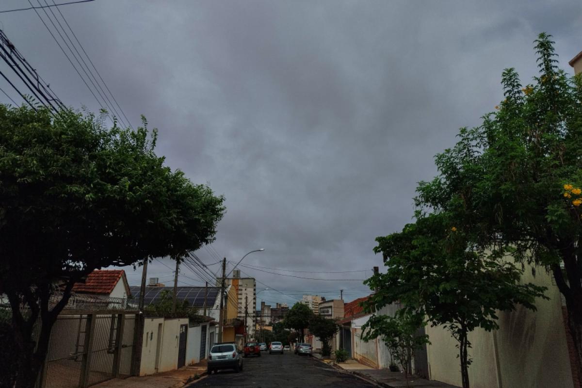 Céu carregado hoje em Bauru