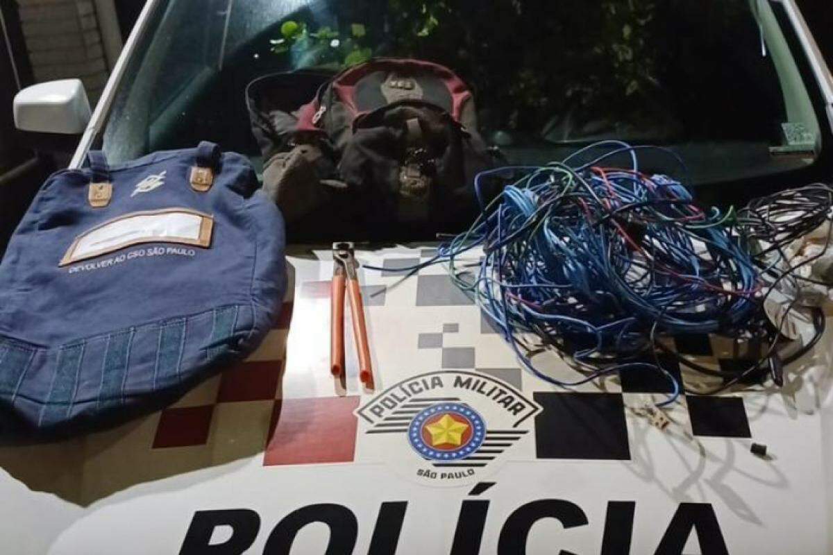 Foram apreendidos um malote fechado, mochila e fiação