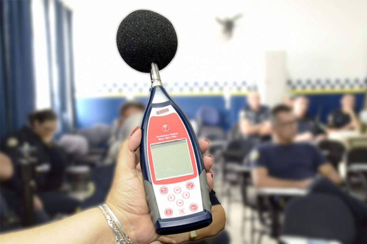 O equipamento de medição de decibéis é utilizado para comprovar que o som em determinado local está excessivo