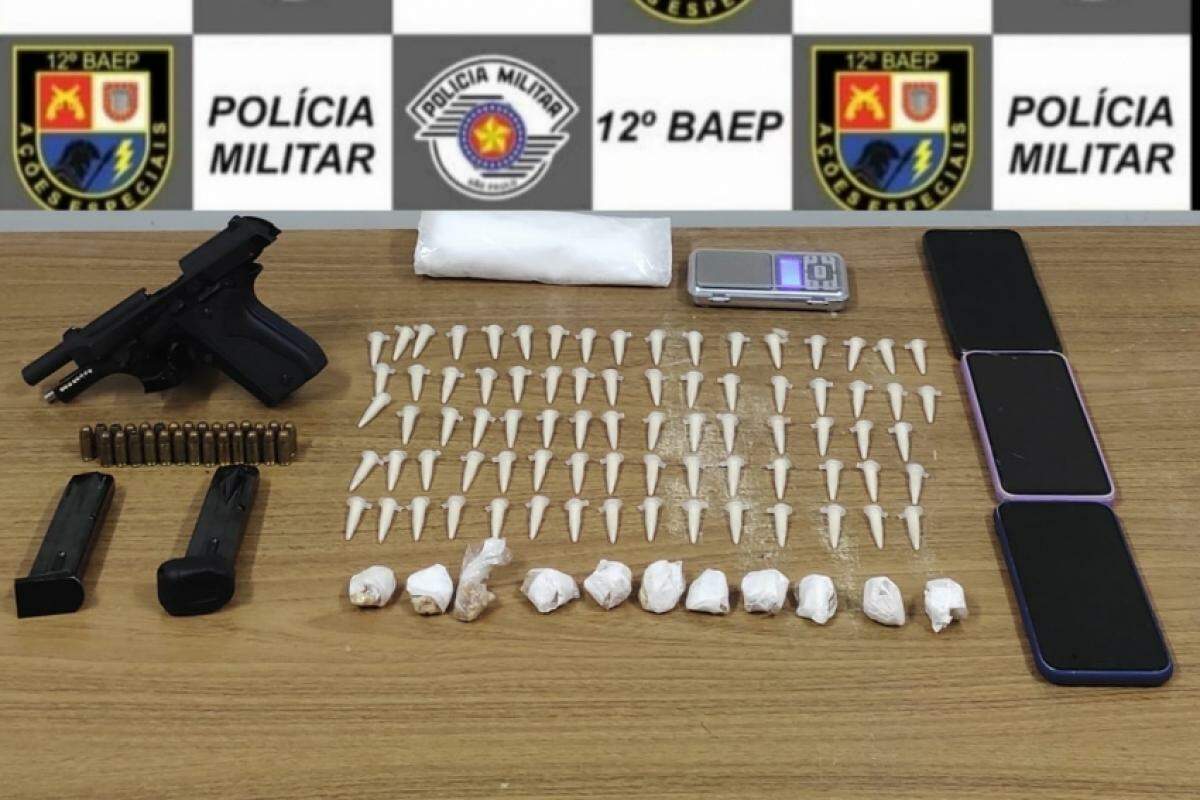 Com o casal, haviam drogas, arma, munições e apetrechos para o tráfico