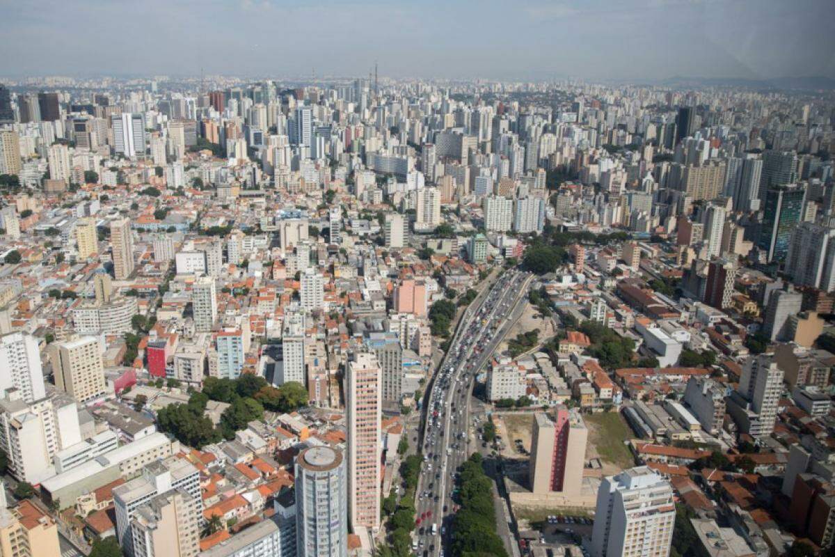 A previsão indica precipitações de 30 a 60 milímetros por hora, com riscos de alagamentos.