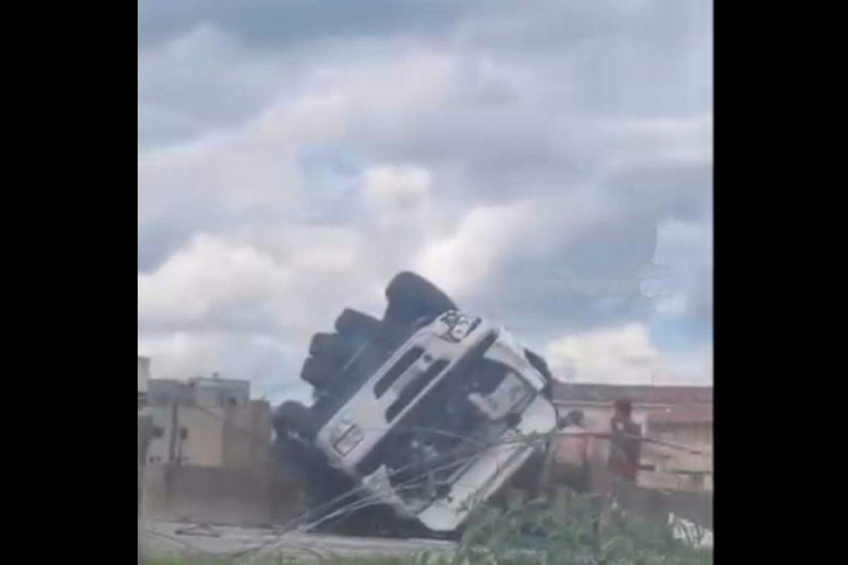 Caminhão tombado na Dutra, em Guaratinguetá