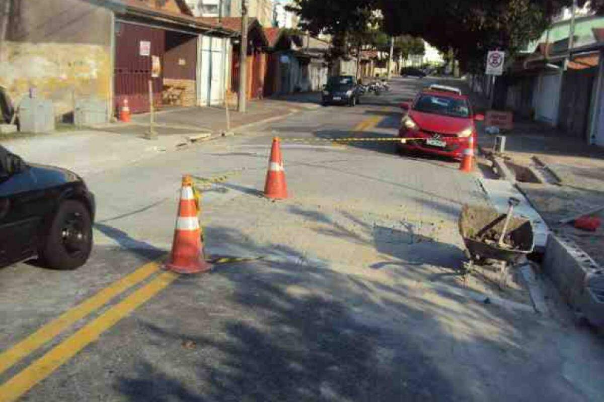 Obra na Rua Saudades da Querência, no bairro Palmeiras de São José