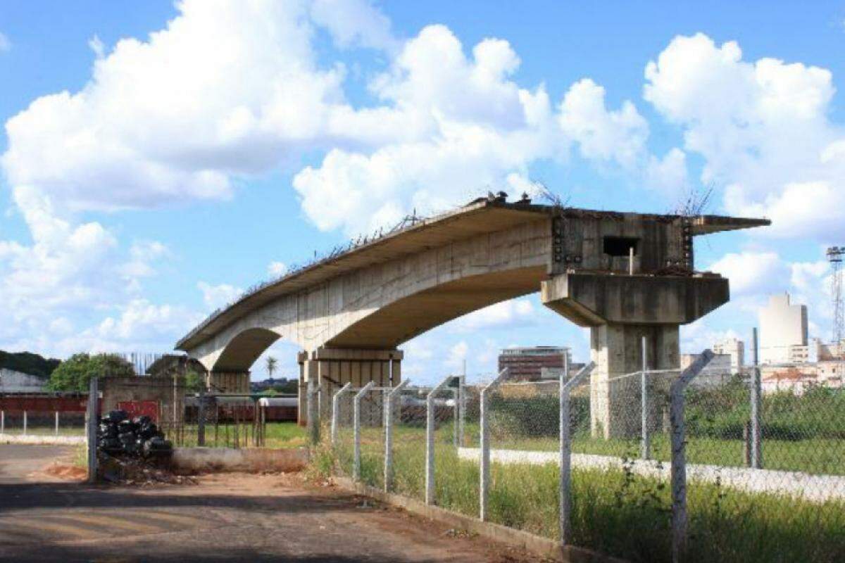 O viaduto Nicola Avallone Jr, na época conhecido como 'viaduto inacabado', ponto central do imbróglio da dívida