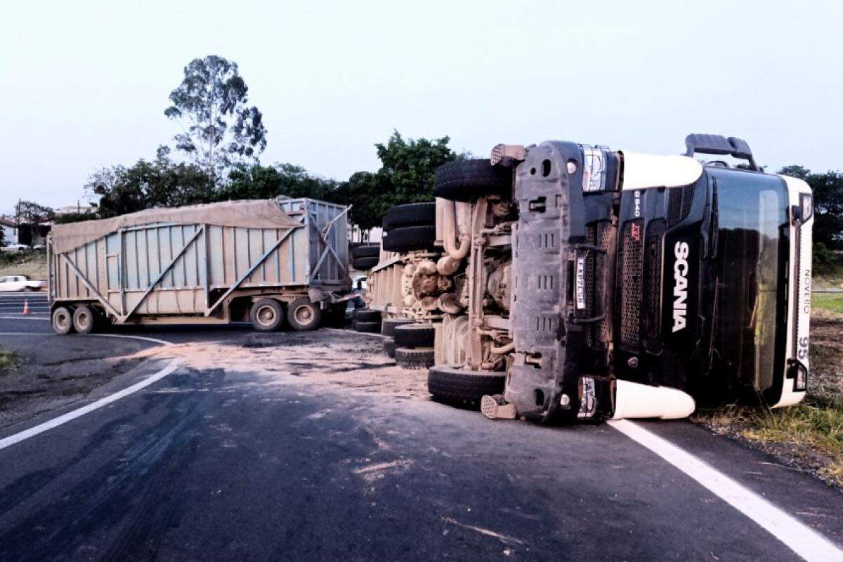 A carreta ficou atravessada na via e a carga se espalhou na área de escape.