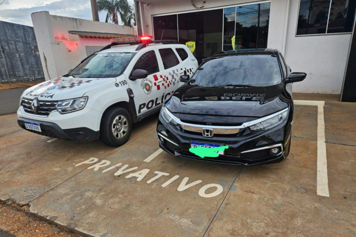 Ao consultar o número do chassi, os policiais confirmaram que o veículo havia sido roubado em São Paulo