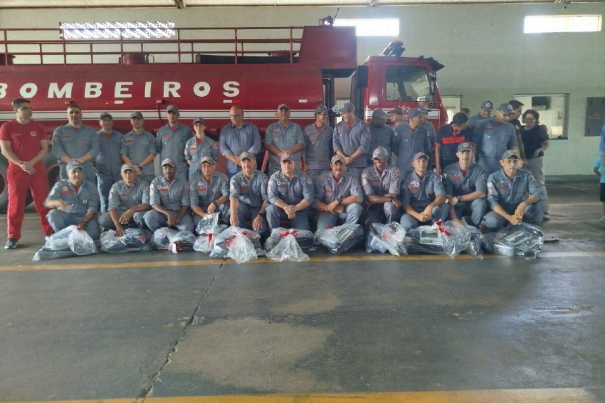 Bombeiros com o prefeito Alexandre Ferreira e a capitã Sandra: equipamentos de mergulho