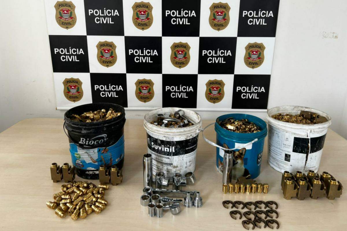 No local, os policiais flagraram o indiciado adquirindo mais de 200 quilos de metal que pertenceriam a outra empresa