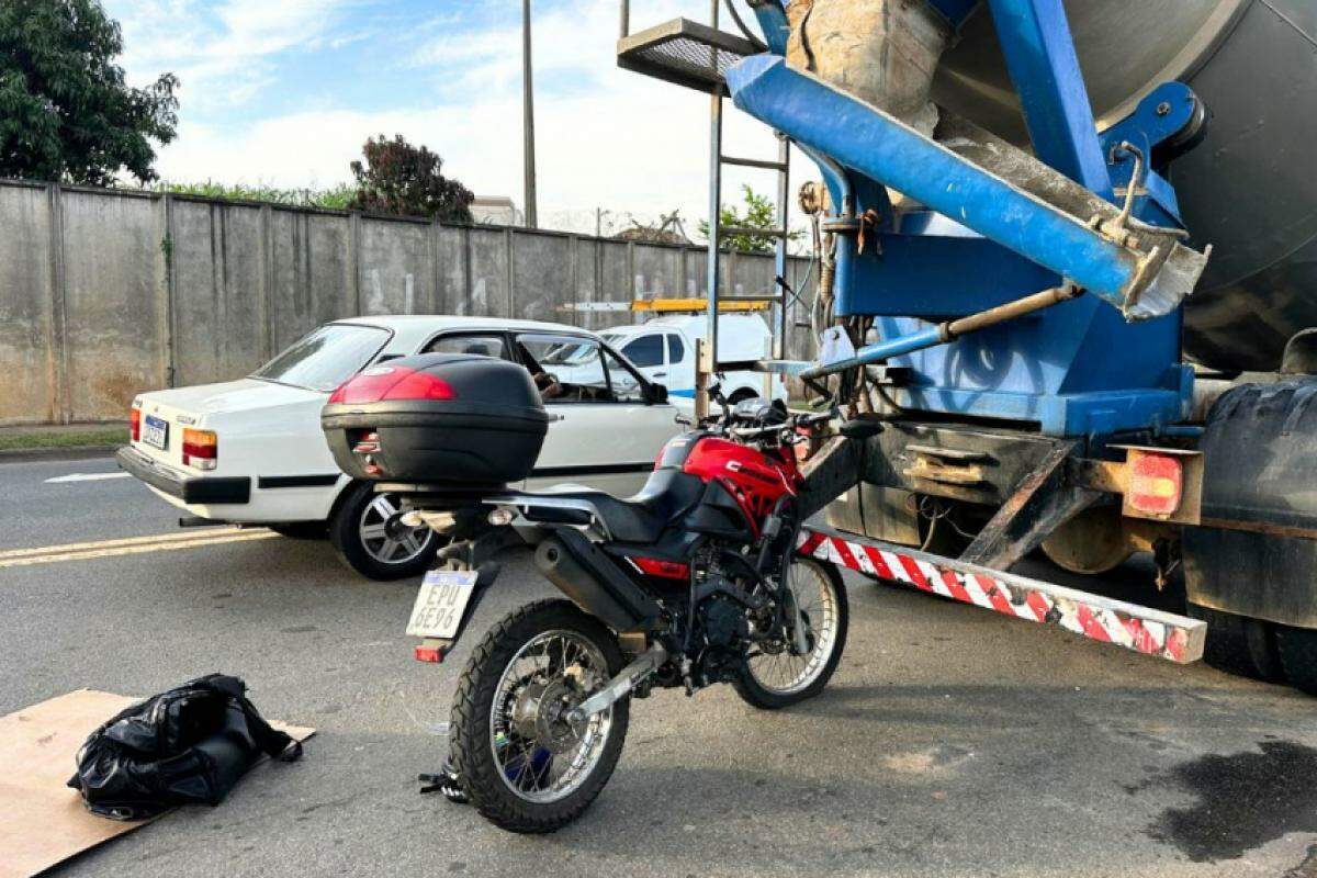 Com o impacto, a moto ficou encravada na traseira do caminhão 