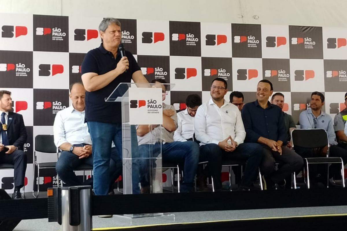 Tarcísio discursando na manhã desta segunda-feira