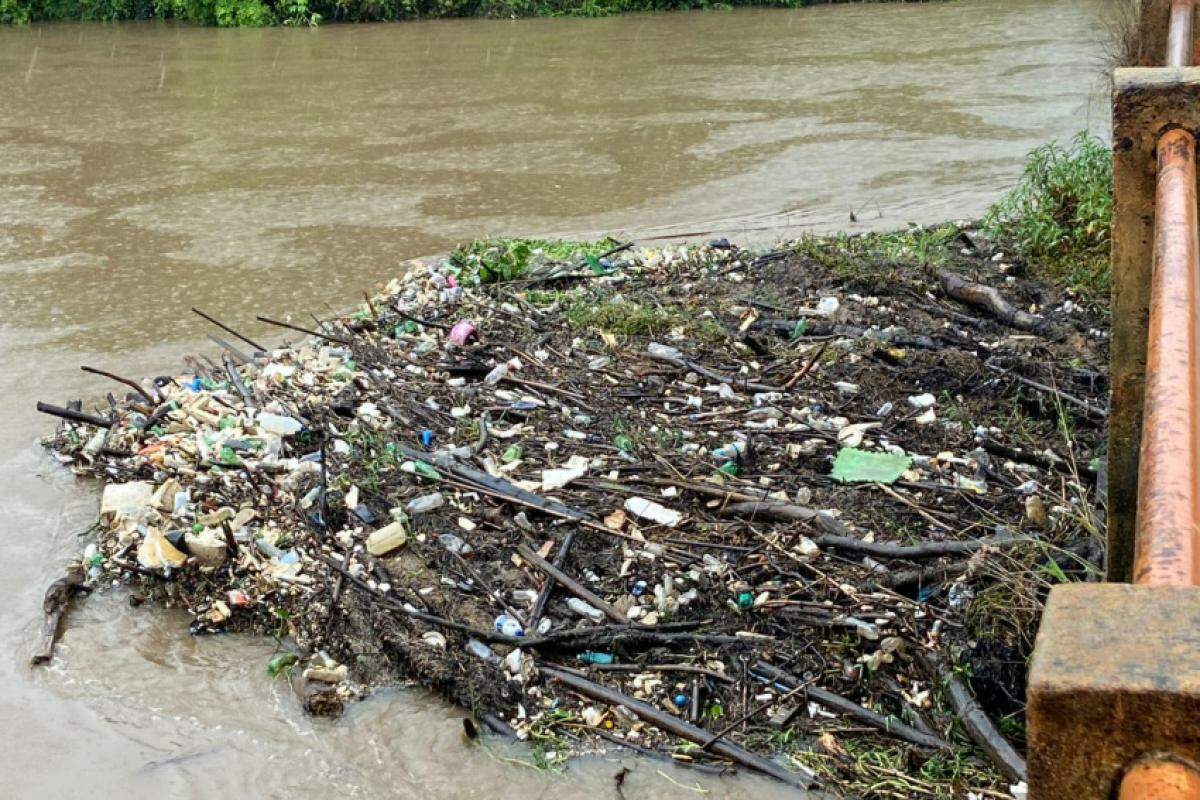 Resíduos foram arrastados pela correnteza até a região da ponte do Monte Alegre