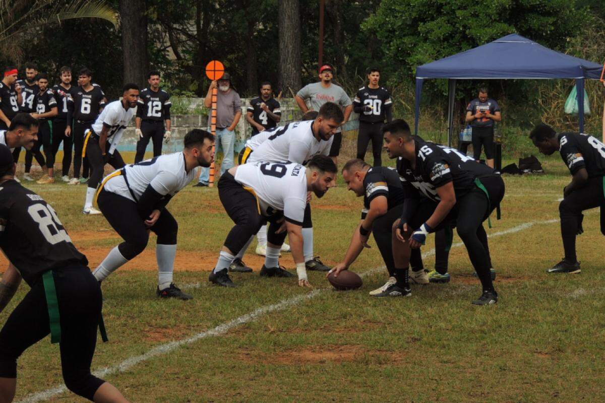 Mustangs Flag Football (de branco) durante partida pelo Torneio Bandeirantes