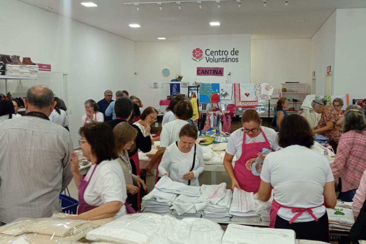 Centro de Voluntários promove bazar com emoção e solidariedade