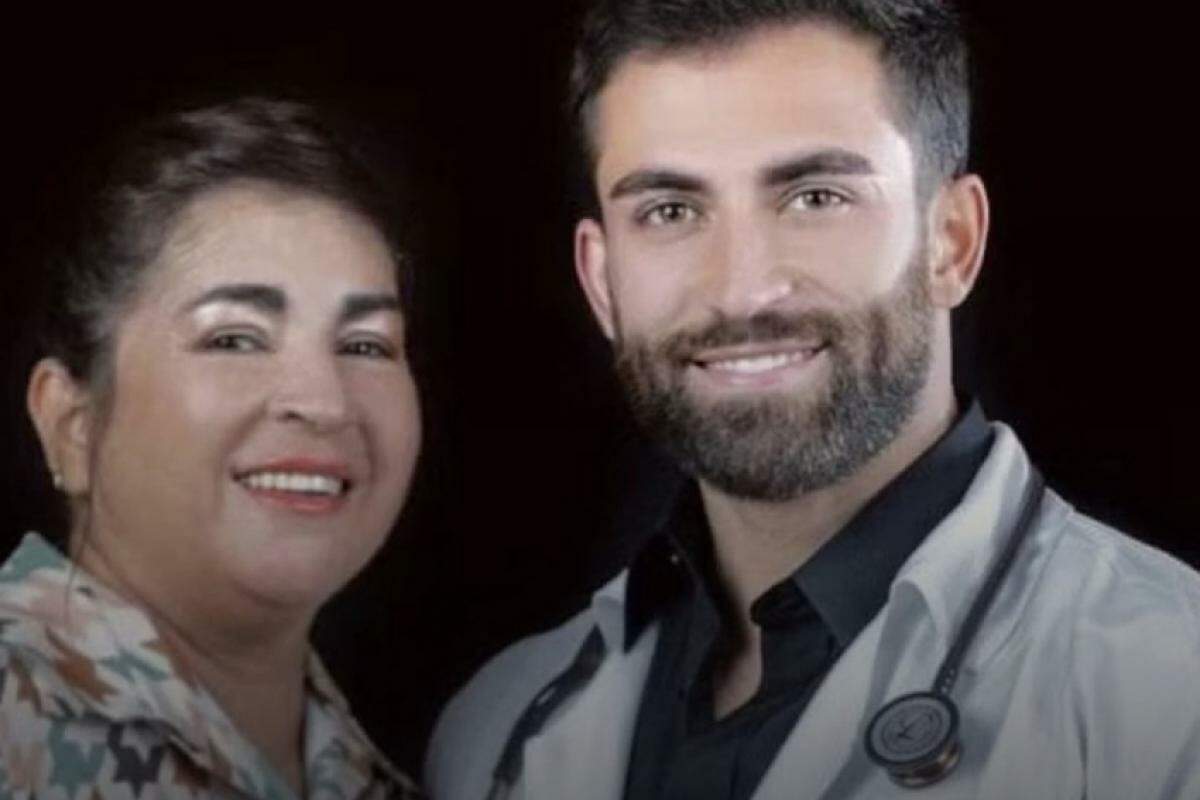 O estudante de Medicina ao lado da mãe