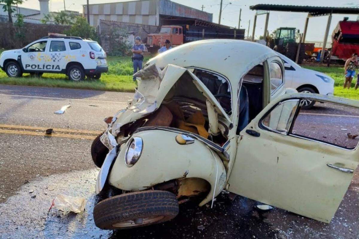 Fusca com a frente totalmente destruída após a colisão 