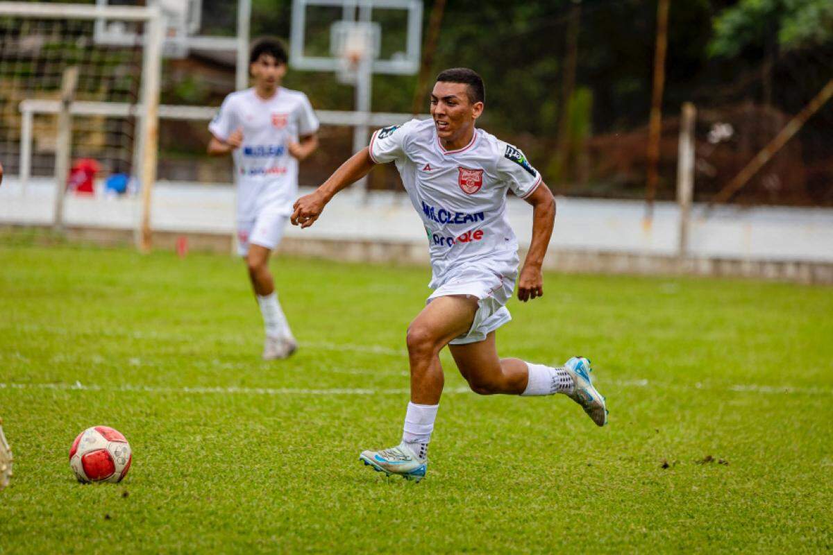 Jogadores da Coruja do Vale durante treino