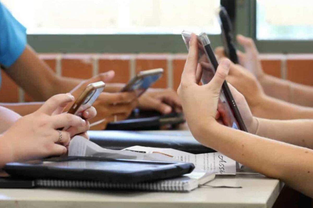 Celulares devem ser proibidos nas escolas