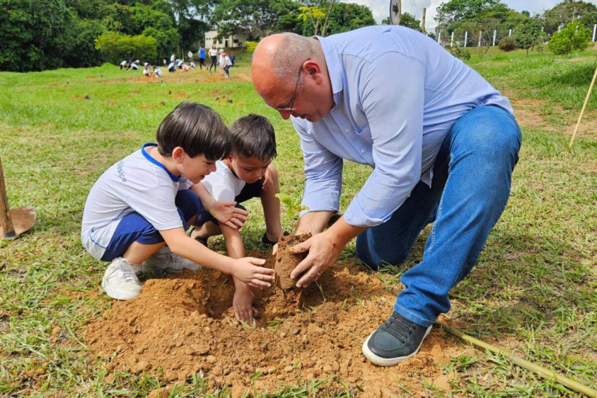 Prefeito Alexandre Ferreira e alunos plantam muda no Parque dos Trabalhadores nesta sexta-feira