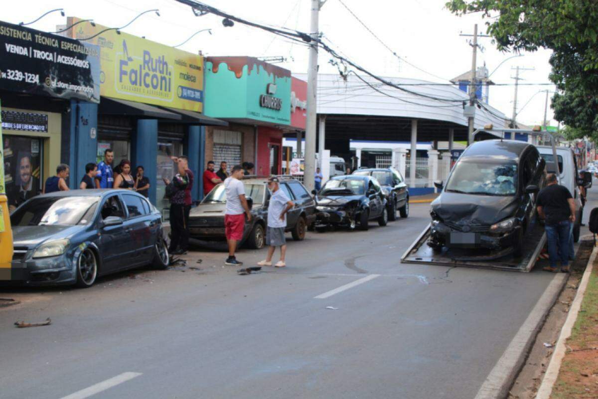 Acidente ocorreu por volta das 14h desta segunda-feira (8)