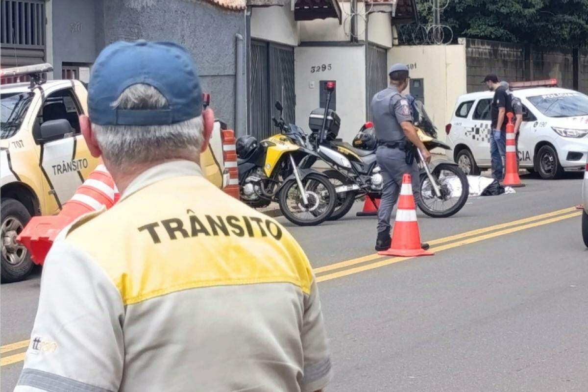 Após a o forte impacto contra a parede, o motociclista morreu no local 