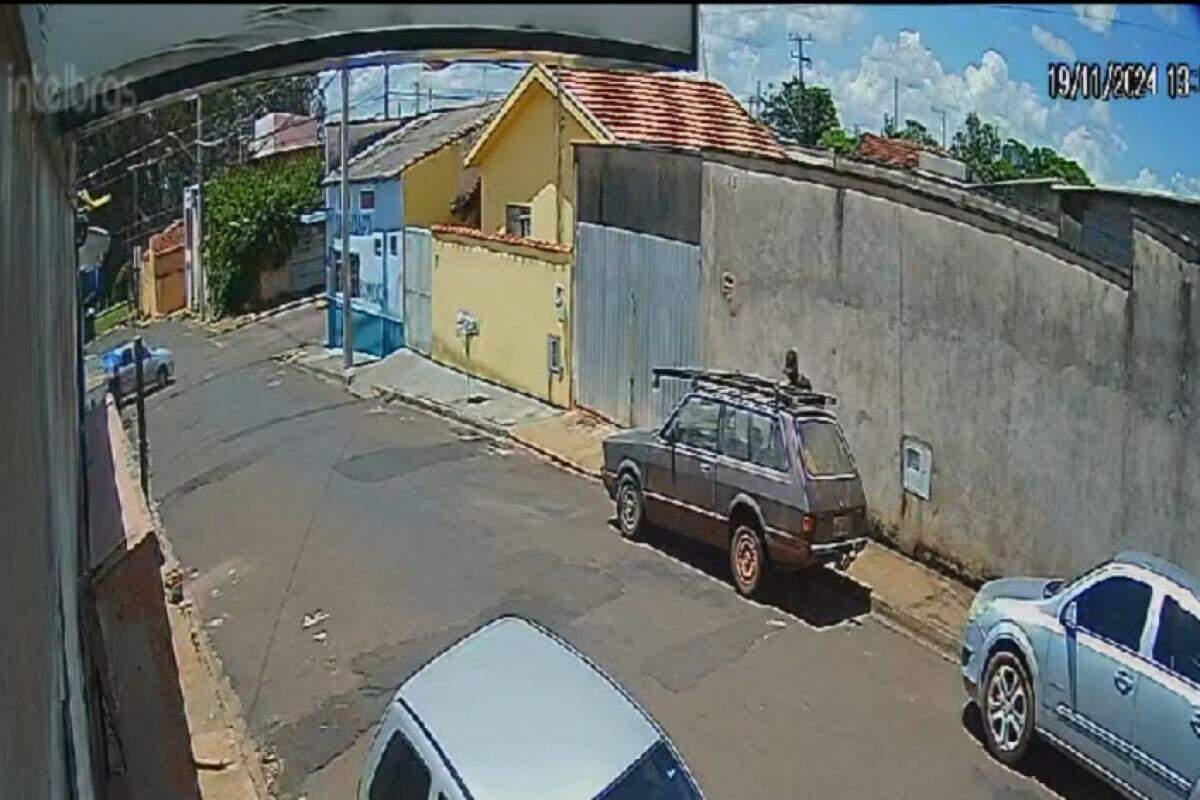 Momento em que o homem abre a porta do carro