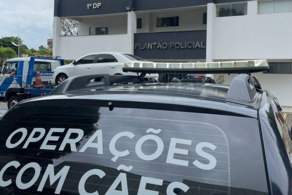 Ele foi levado para o DP, onde foi dado cumprimento ao mandado de prisão