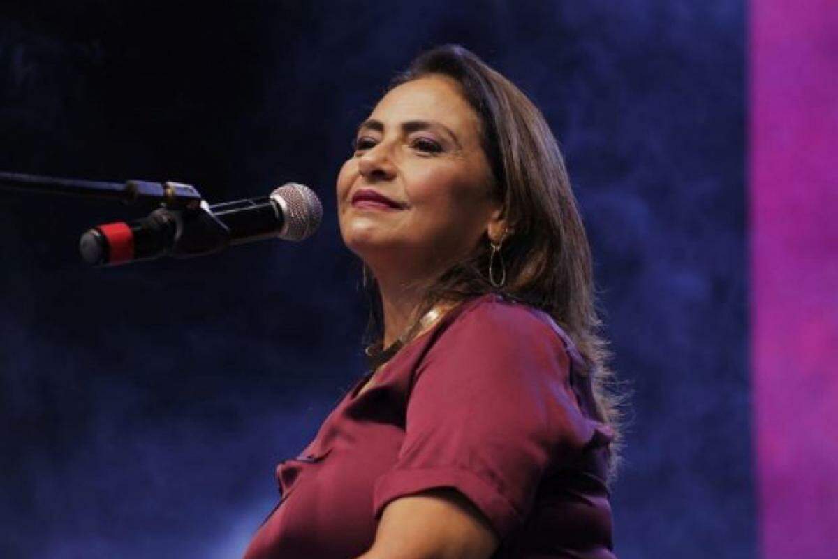 “Celebro com orgulho meus 20 anos à frente do programa ‘Tons do Brasil’”, afirma Shirley Espíndola