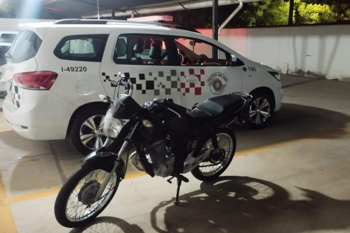 A moto, furtada em Santana de Parnaíba, foi recuperada pelos PMs