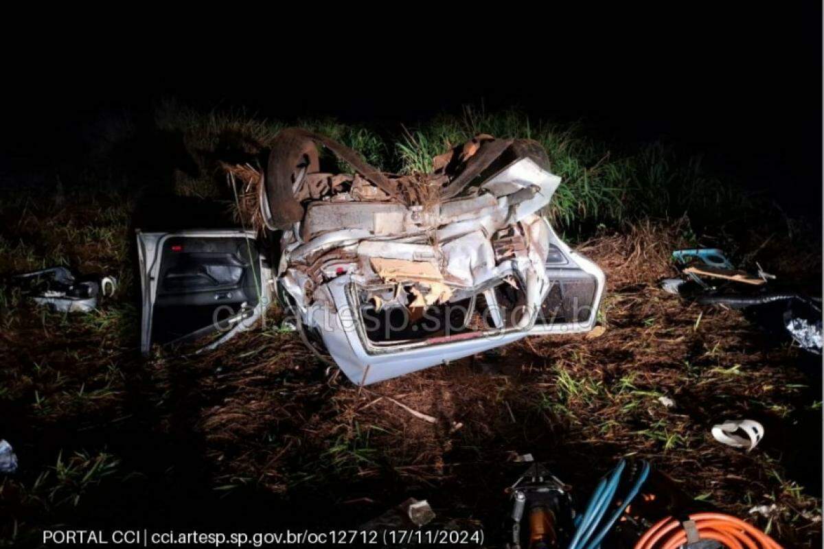 Veículo tombado no canteiro da rodovia Armando de Sales Oliveira