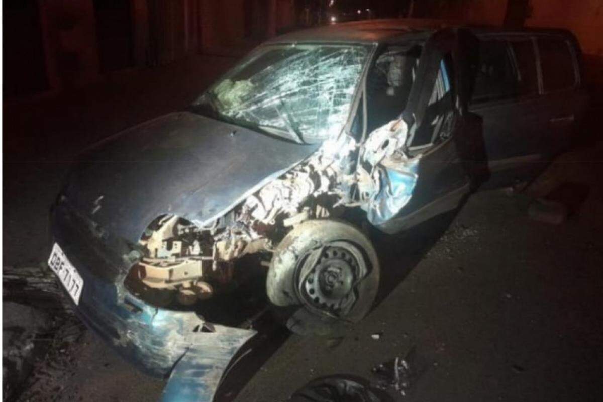 Impacto deixou o carro destruído e causou danos ao portão e a um veículo na garagem; motorista foi levado em estado grave à Santa Casa